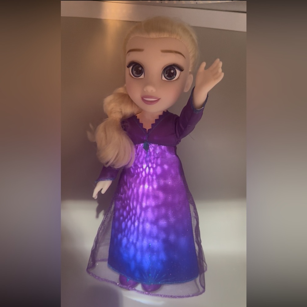Disney Frozen 2 Elsa Musical Doll Sings Into the Unknown 14 Phrases 13” Light Up